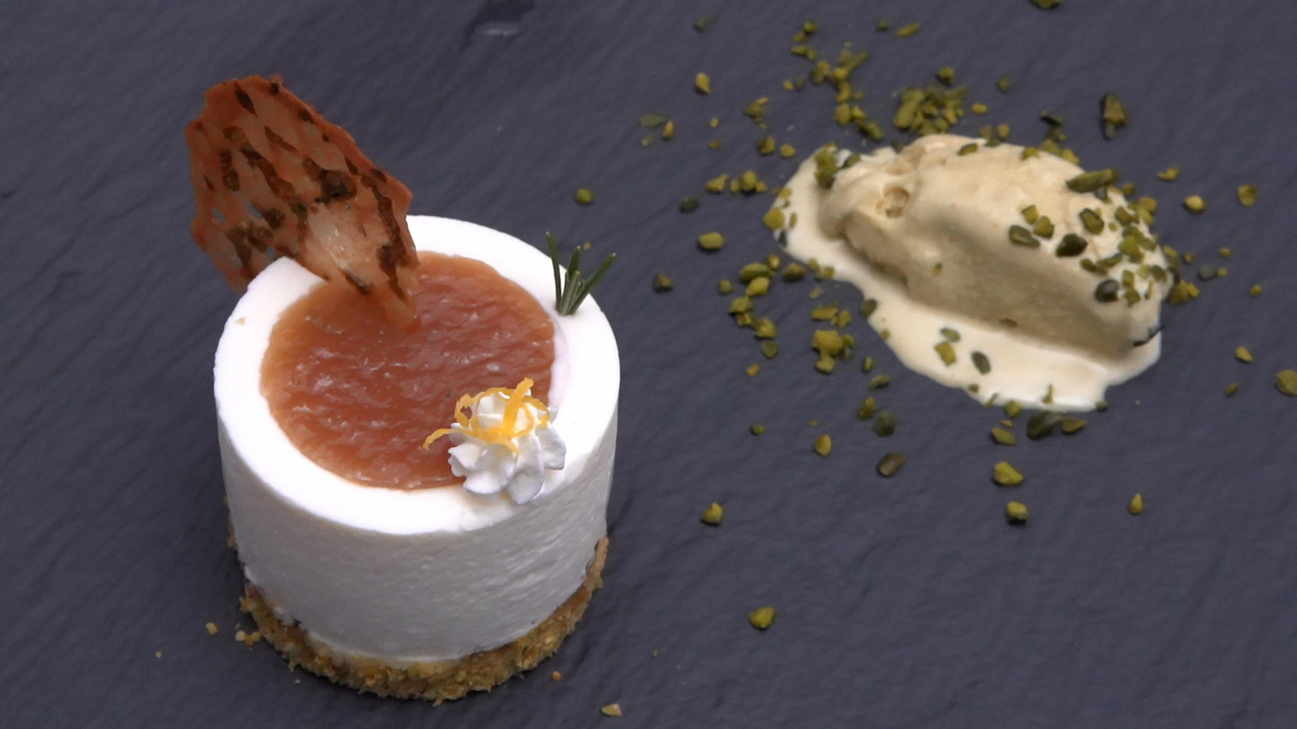 Das perfekte Dinner: Zitronentörtchen mit zarten Pistazienknusperblättern und Pistazieneis - Leanders Dessert Tag5-Leander-Nachspeise