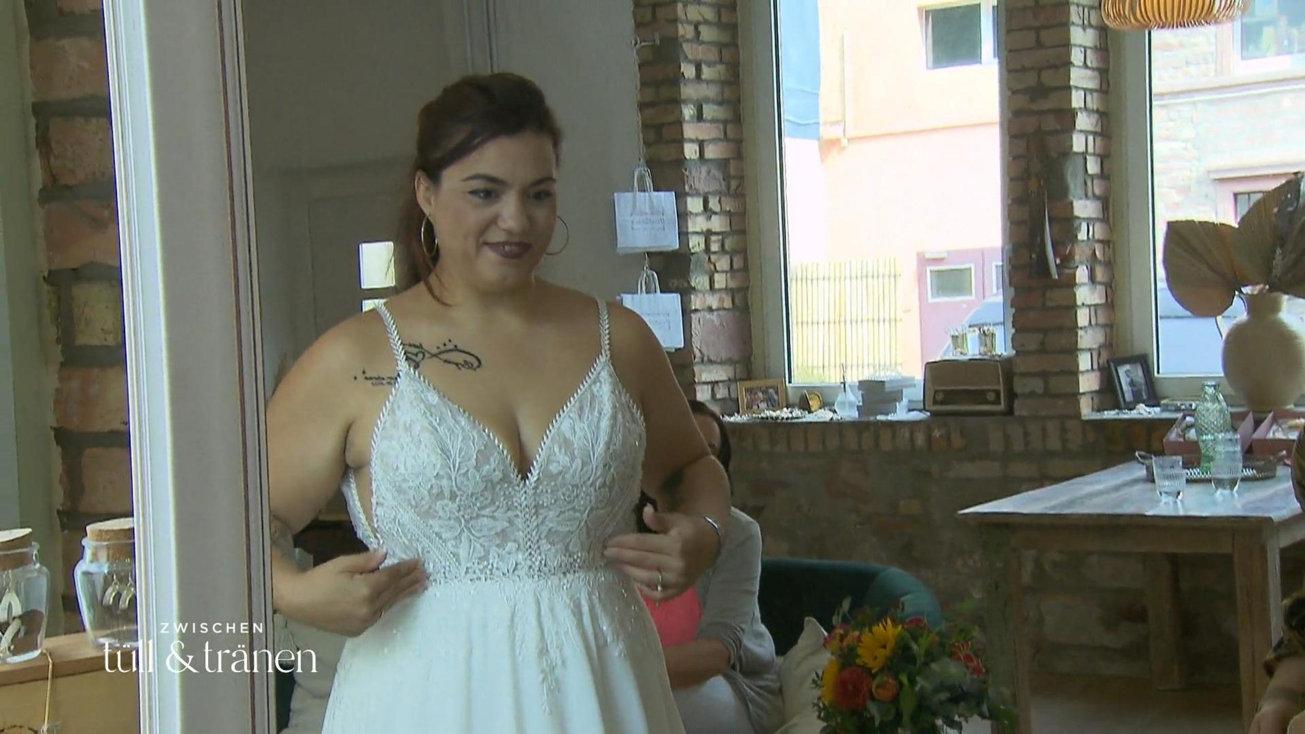 Unglaublich: Constanza heiratet einen Mann, den sie noch nicht einmal getroffen hat Bryan kennt Constanza im Brautkleid noch gar nicht. Wir aber schon.