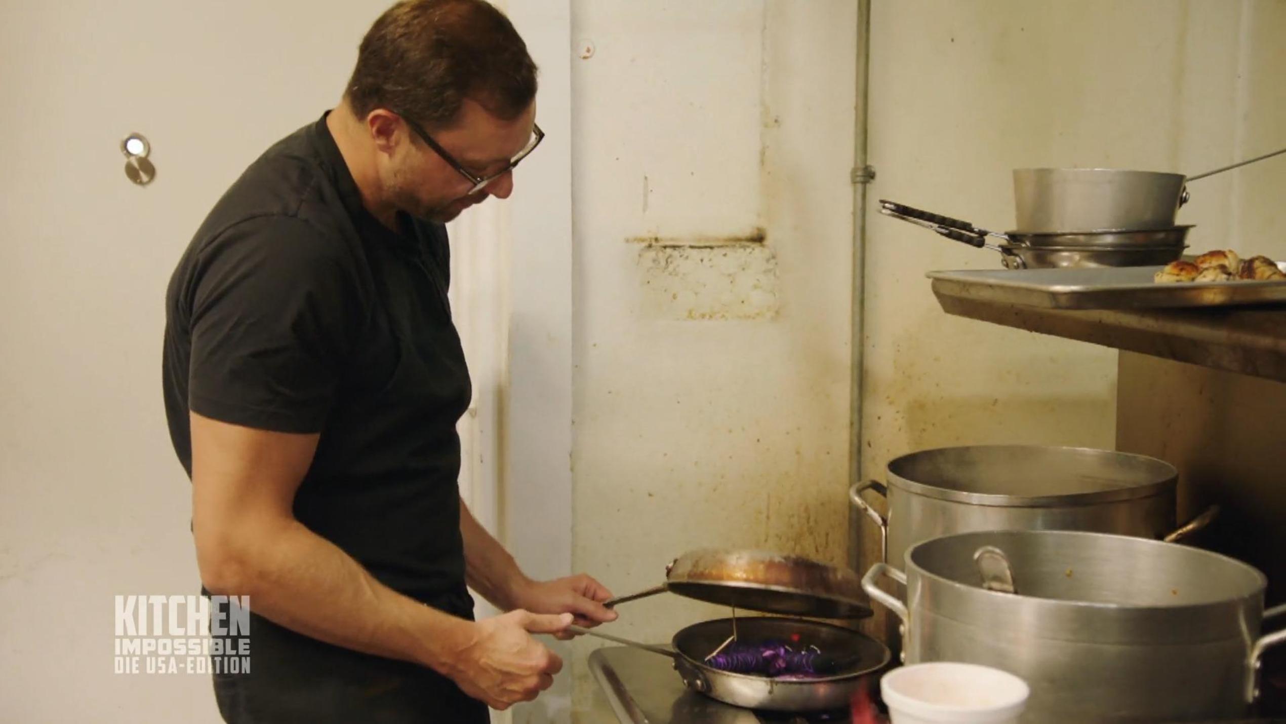 Kitchen Impossible: Kann man Tim Mälzer nur mit Voodoo besiegen? Edi Frauneder will Tim Mälzer "verhexen"