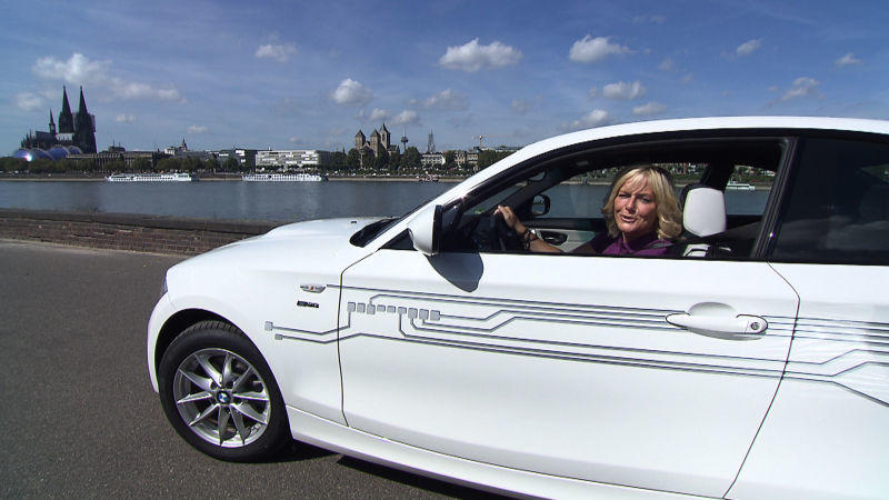 BMW Active E auto mobil-Moderatorin Birte Karalus testet den BMW Active E