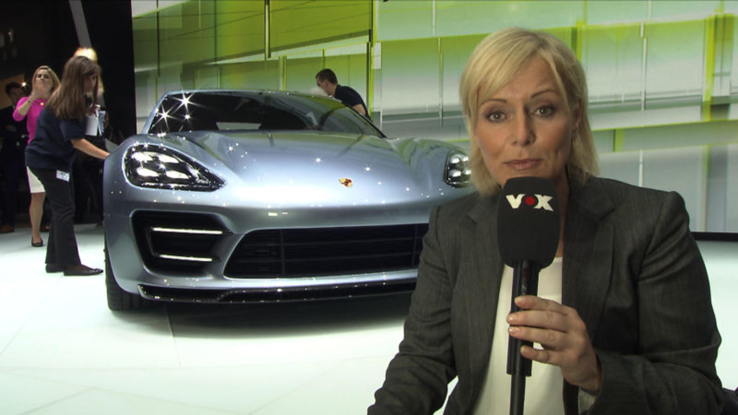 Pariser Automesse auto mobil-Moderatorin Birte Karalus auf der Pariser Automesse