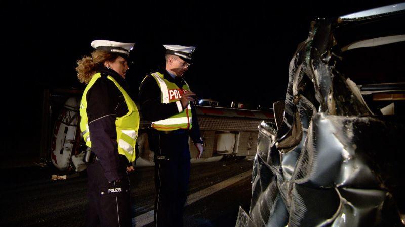 Die Autobahnpolizei auto mobil begleitet die Autobahnpolizei