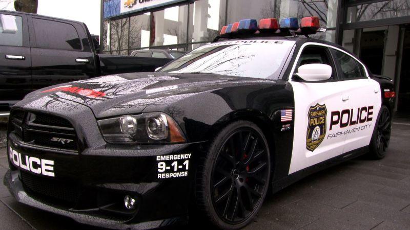 Cops checken Charger Der Dodge Charger SRT 8 bei auto mobil