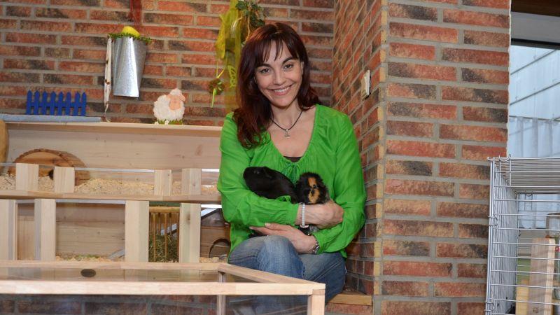 Diana Eichhorn testet Meerschweinchen-Behausungen hundkatzemaus-Reporterin Diana Eichhorn testet Meerschweinchen-Behausungen