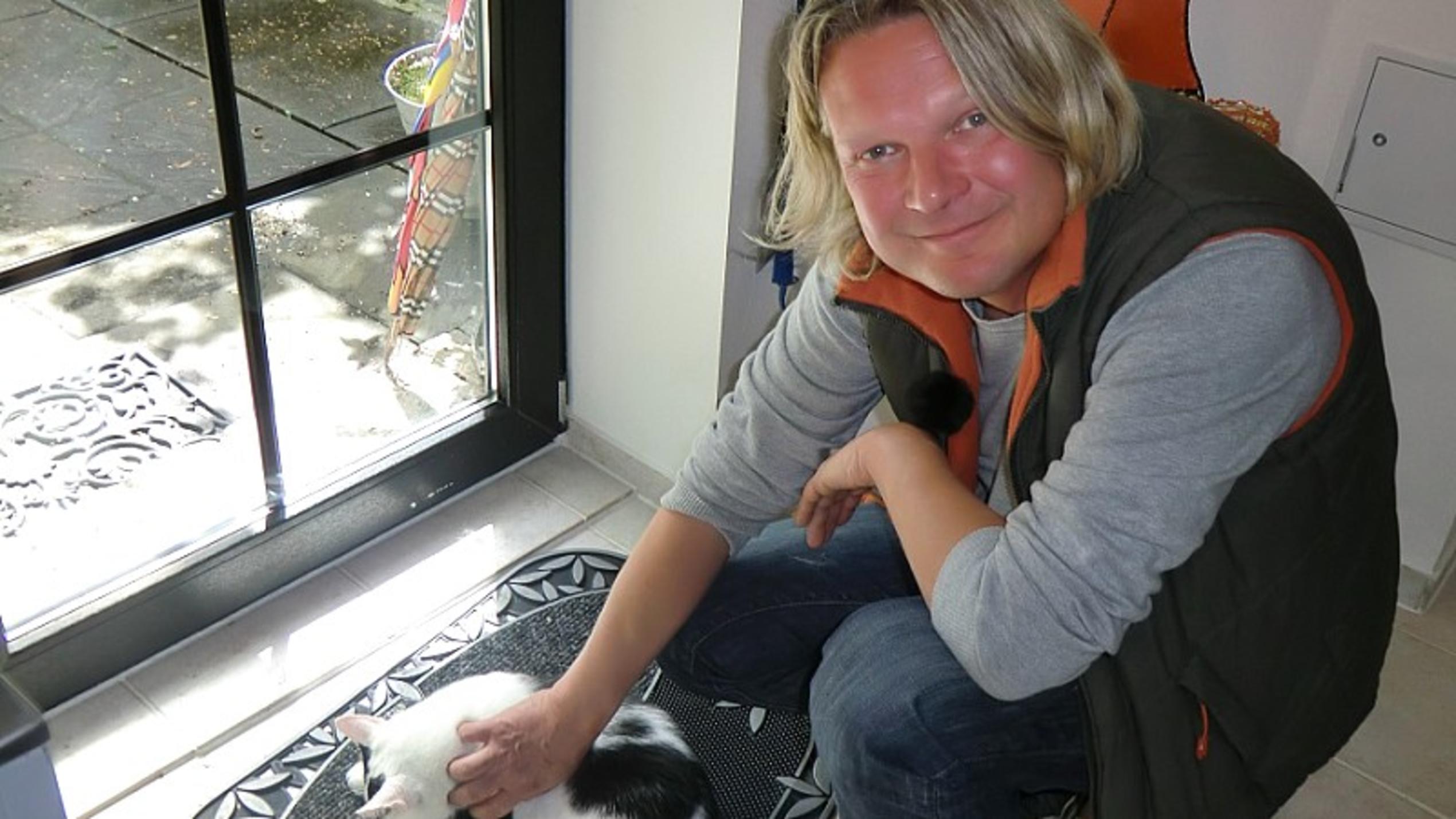 Vorschau Frank Weber sorgt dafür, dass die Katze wegen einem Cat-Port bald nach draußen gehen darf.