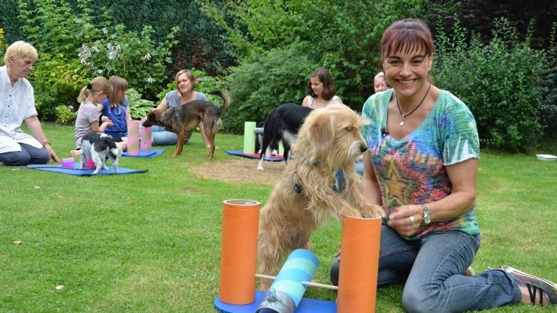 Mentra - Mentales Training für Hunde hundkatzemaus Diana Eichhorn probiert mit ihrem Hund mentra aus