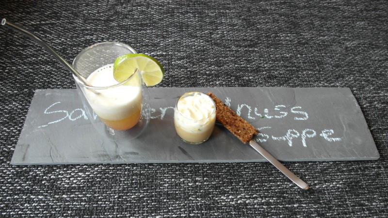 Renés Abend beginnt mit Savannen Erdnuss Suppe und Pisco Sour Renés Abend beginnt mit Savannen Erdnuss Suppe und Pisco Sour