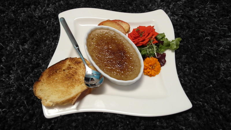Renés Vorspeise: Kalbsleber Crème Brûlée mit karamellisierten Äpfeln an Salat Renés Vorspeise: Kalbsleber Crème Brûlée mit karamellisierten Äpfeln an Salat
