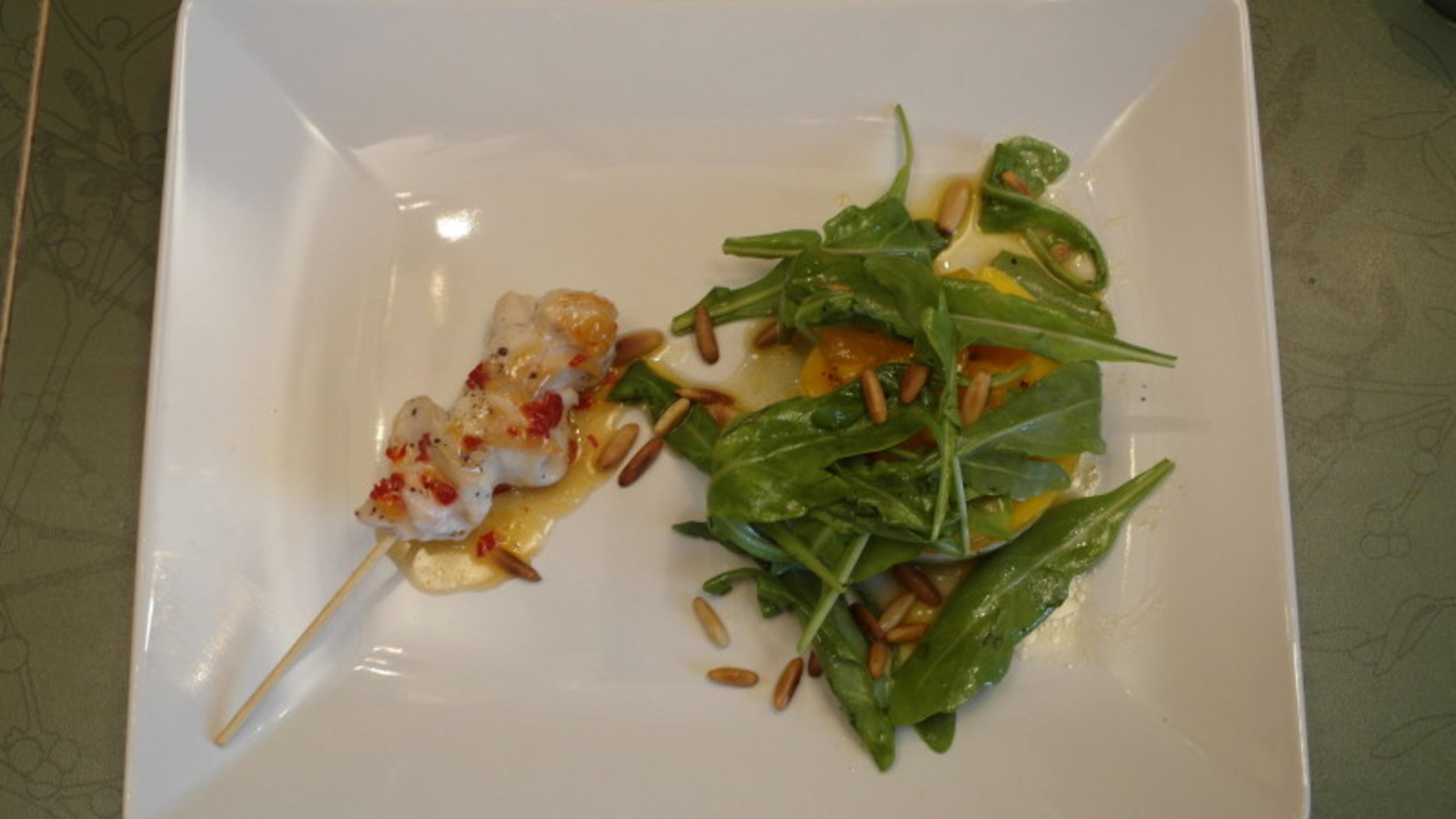 Marvins Vorspeise: Avocado, Mozzarella, Mango Salat mit einem Sweet Chili Hähnchenspieß Marvins Vorspeise: Avocado, Mozzarella, Mango Salat mit einem Sweet Chili Hähnchenspieß
