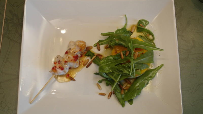 Marvins Vorspeise: Avocado, Mozzarella, Mango Salat mit einem Sweet Chili Hähnchenspieß Marvins Vorspeise: Avocado, Mozzarella, Mango Salat mit einem Sweet Chili Hähnchenspieß