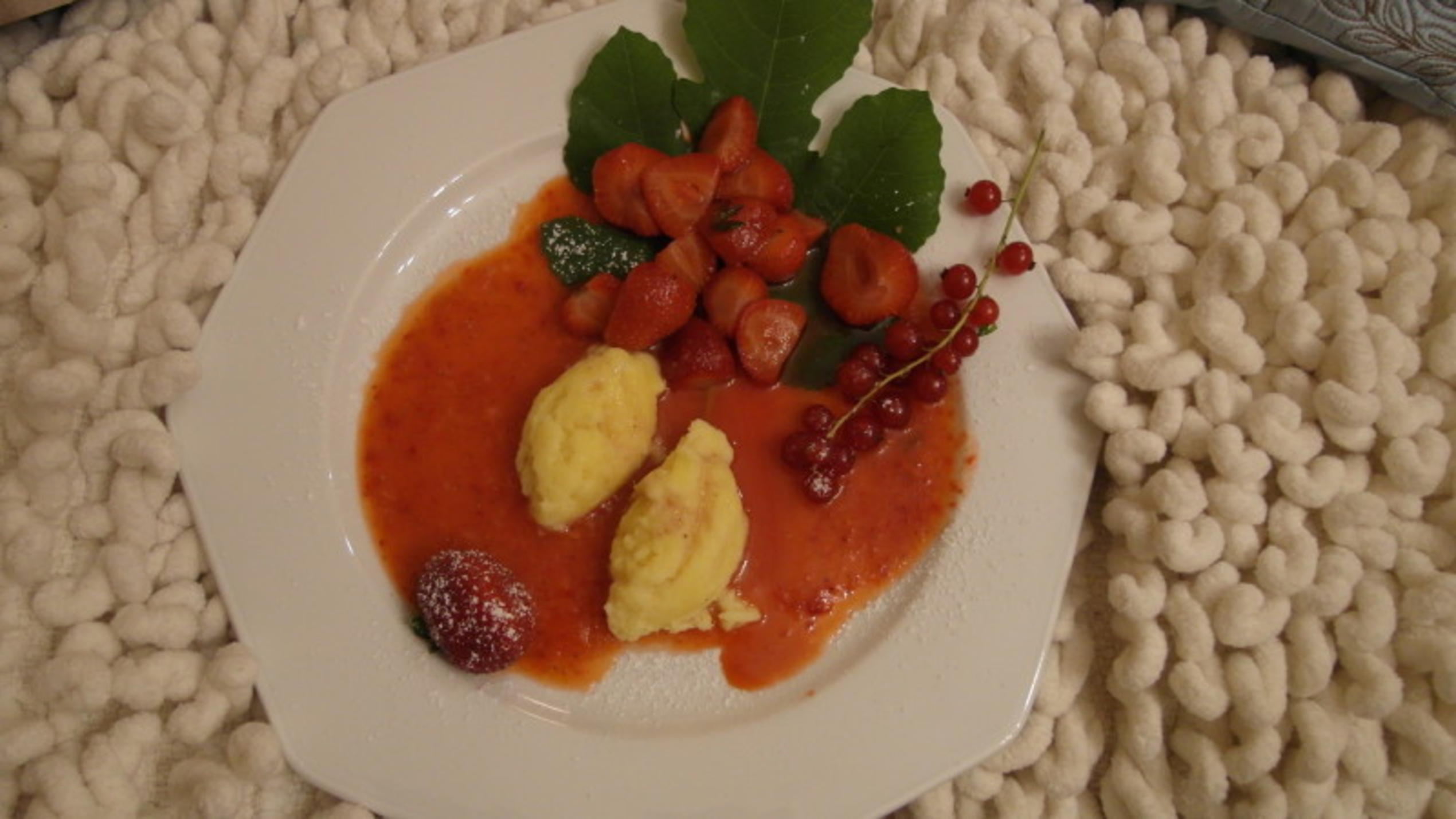 Uschis Nachspeise: Grießklößchen auf Erdbeermark mit flambierten Erdbeeren Uschis Nachspeise: Grießklößchen auf Erdbeermark mit flambierten Erdbeeren