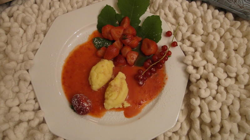 Uschis Nachspeise: Grießklößchen auf Erdbeermark mit flambierten Erdbeeren Uschis Nachspeise: Grießklößchen auf Erdbeermark mit flambierten Erdbeeren