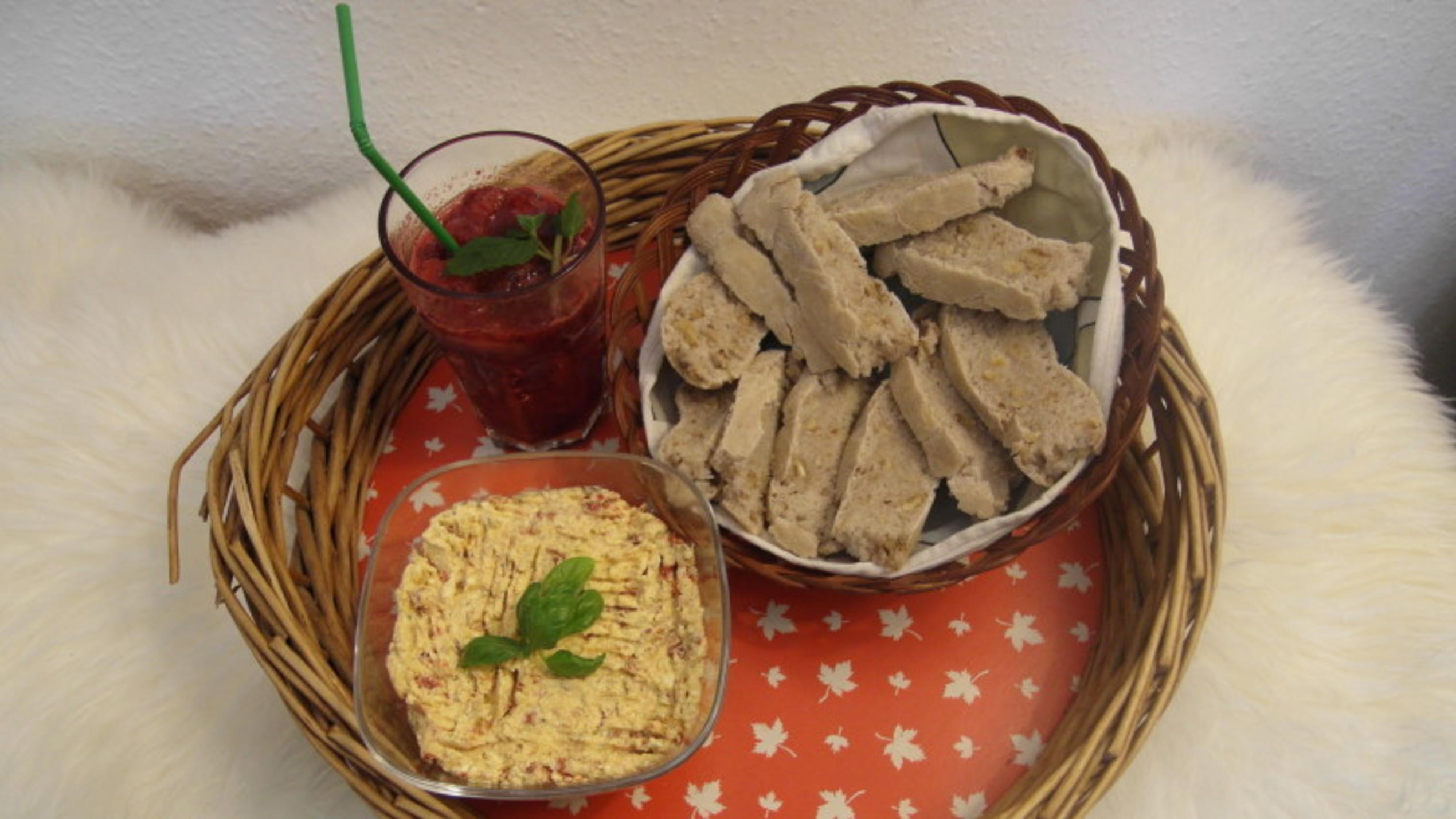 Katharin startet in den Abend mit Kirsch Mojito und Walnuss-Ciabatta und Tomatenaufstrich Kirsch Mojito und Walnuss-Ciabatta und Tomatenaufstrich