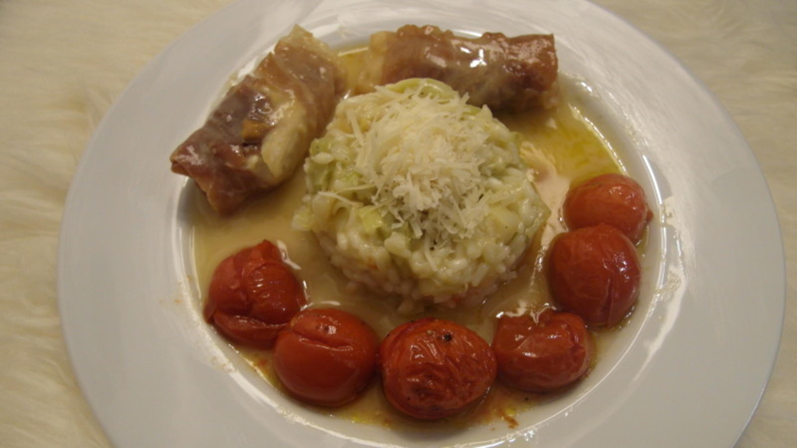 Katharina reicht als Hauptspeise Saltimbocca vom Maishähnchen mit Lauchrisotto und Ofentomaten Saltimbocca vom Maishähnchen mit Lauchrisotto und Ofentomaten