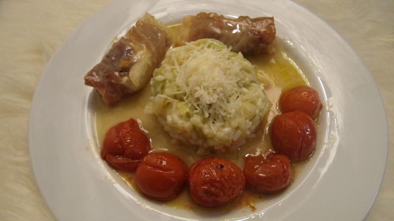 Katharina reicht als Hauptspeise Saltimbocca vom Maishähnchen mit Lauchrisotto und Ofentomaten Saltimbocca vom Maishähnchen mit Lauchrisotto und Ofentomaten