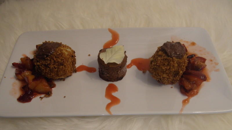 Katharina serviert zum Schluss Topfenknödel Schokoladen-Parfait Topfenknödel Schokoladen-Parfait
