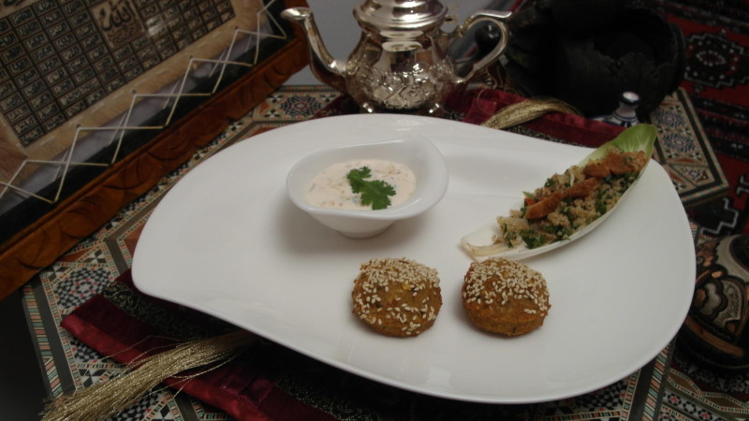 Nydal startet in den Abend mit Falafel-Bällchen mit Taboulé-Salat und Sesampaste Falafel-Bällchen mit Taboulé-Salat und Sesampaste