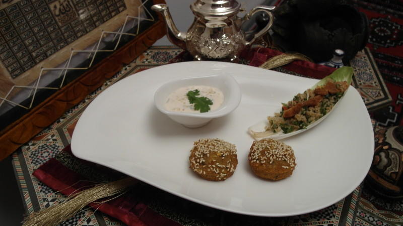 Nydal startet in den Abend mit Falafel-Bällchen mit Taboulé-Salat und Sesampaste Falafel-Bällchen mit Taboulé-Salat und Sesampaste