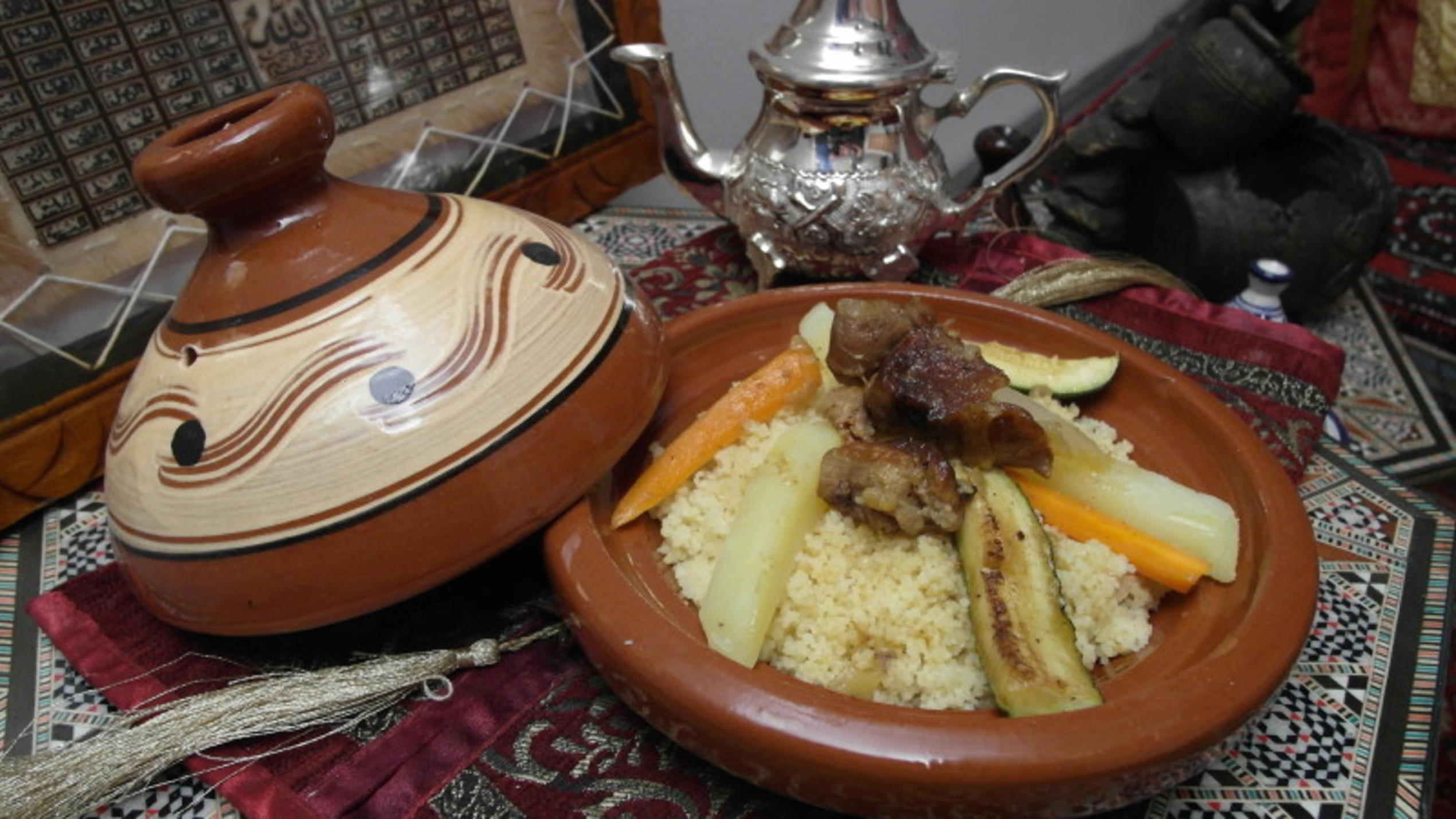 Nydal serviert als Hauptspeise Lamm-Tajine mit Couscous Lamm-Tajine mit Couscous