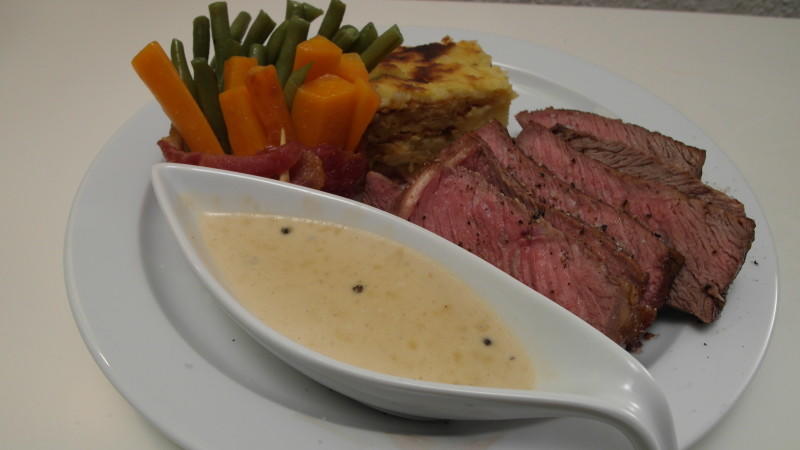 Lukas reicht als Hauptspeise Entrecôte Double am Karotten-Bohnen-Wäldchen mit Kartoffelbaumkuchen Entrecôte Double am Karotten-Bohnen-Wäldchen mit Kartoffelbaumkuchen