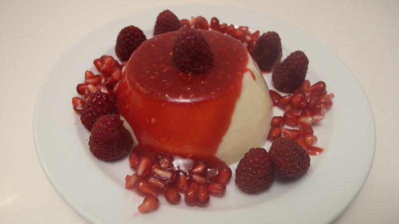 Lukas serviert zum Schluss Panna cotta mit Himbeersauce und frischen Beeren Panna cotta mit Himbeersauce und frischen Beeren