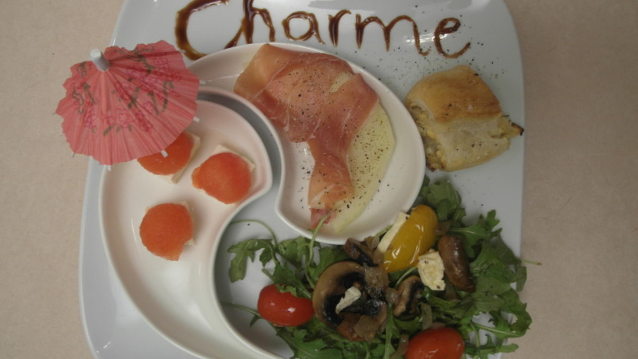 Cissy startet in den Abend mit Schirm, Charme und Melone Mit Schirm, Charme und Melone