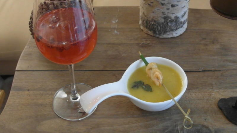 Angela startet in den Abend mit einem Steckrübensüppchen mit Garnelen Angelas Amuse Gueule bei "Das perfekte Dinner":Steckrübensüppchen mit Garnelen