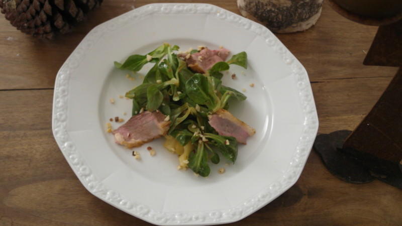 Angela serviert als Vorspeise gebratene Entenbrust im Feldsalat auf Bratapfelspiegel Angelas Vorspeise bei "Das perfekte Dinner": Gebratene Entenbrust im Feldsalat auf Bratapfelspiegel