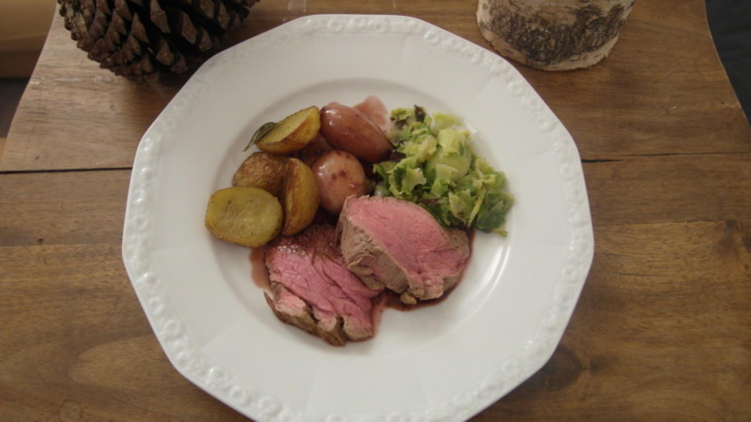 Angelas serviert als Hauptspeise Filet vom Galloway-Rind mit Rotweinschalotten, geröstete Rosenkohlblätter und Rosmar... Angelas Hauptspeise bei "Das perfekte Dinner": Filet vom Galloway-Rind mit Rotweinschalotten, geröstete Rosenkohlblätter und Rosmarinkartoffeln