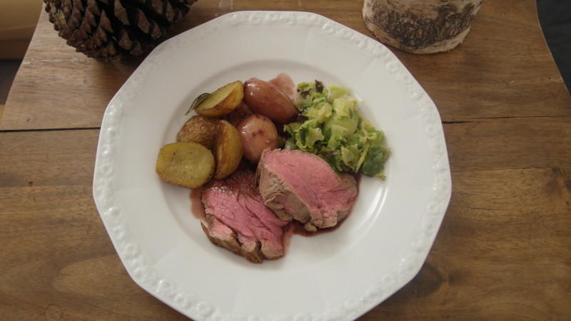 Angelas serviert als Hauptspeise Filet vom Galloway-Rind mit Rotweinschalotten, geröstete Rosenkohlblätter und Rosmar... Angelas Hauptspeise bei "Das perfekte Dinner": Filet vom Galloway-Rind mit Rotweinschalotten, geröstete Rosenkohlblätter und Rosmarinkartoffeln