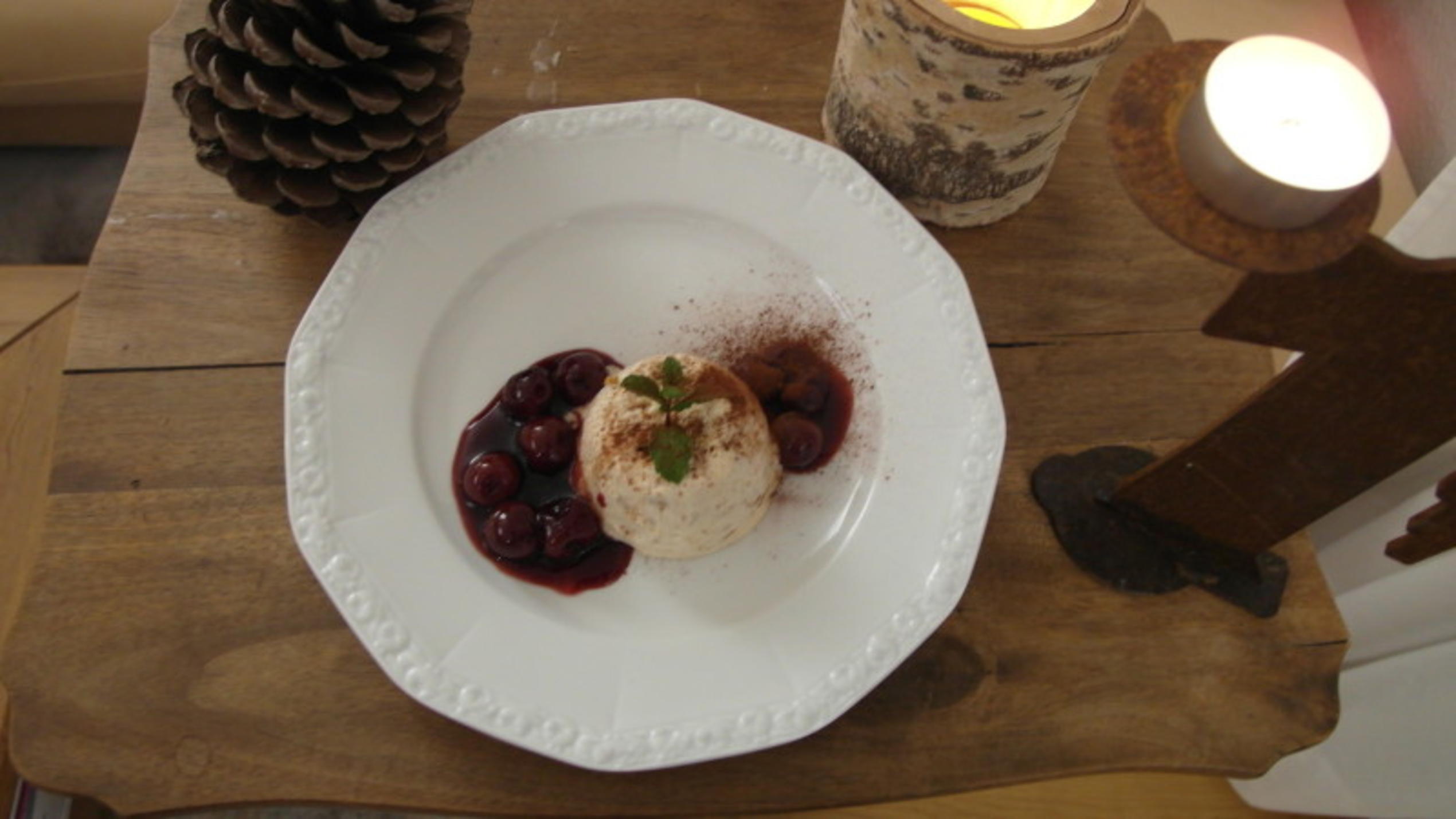 Angela schließt mit einem Amerettiniparfait an Cassiskirschen ihren Dinnerabend ab Angelas Nachspeise bei "Das perfekte Dinner": Amerettiniparfait an Cassiskirschen