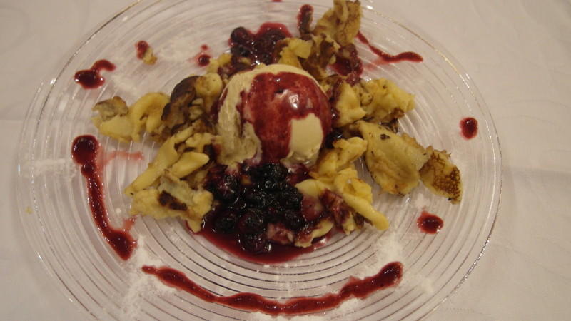 Wolfgang beendet sein Menü mit einem Kaiserschmarrn mit Vanilleeis und Rumtopf Wolfgangs Nachspeise bei "Das perfekte Dinner": Kaiserschmarrn mit Vanilleeis und Rumtopf