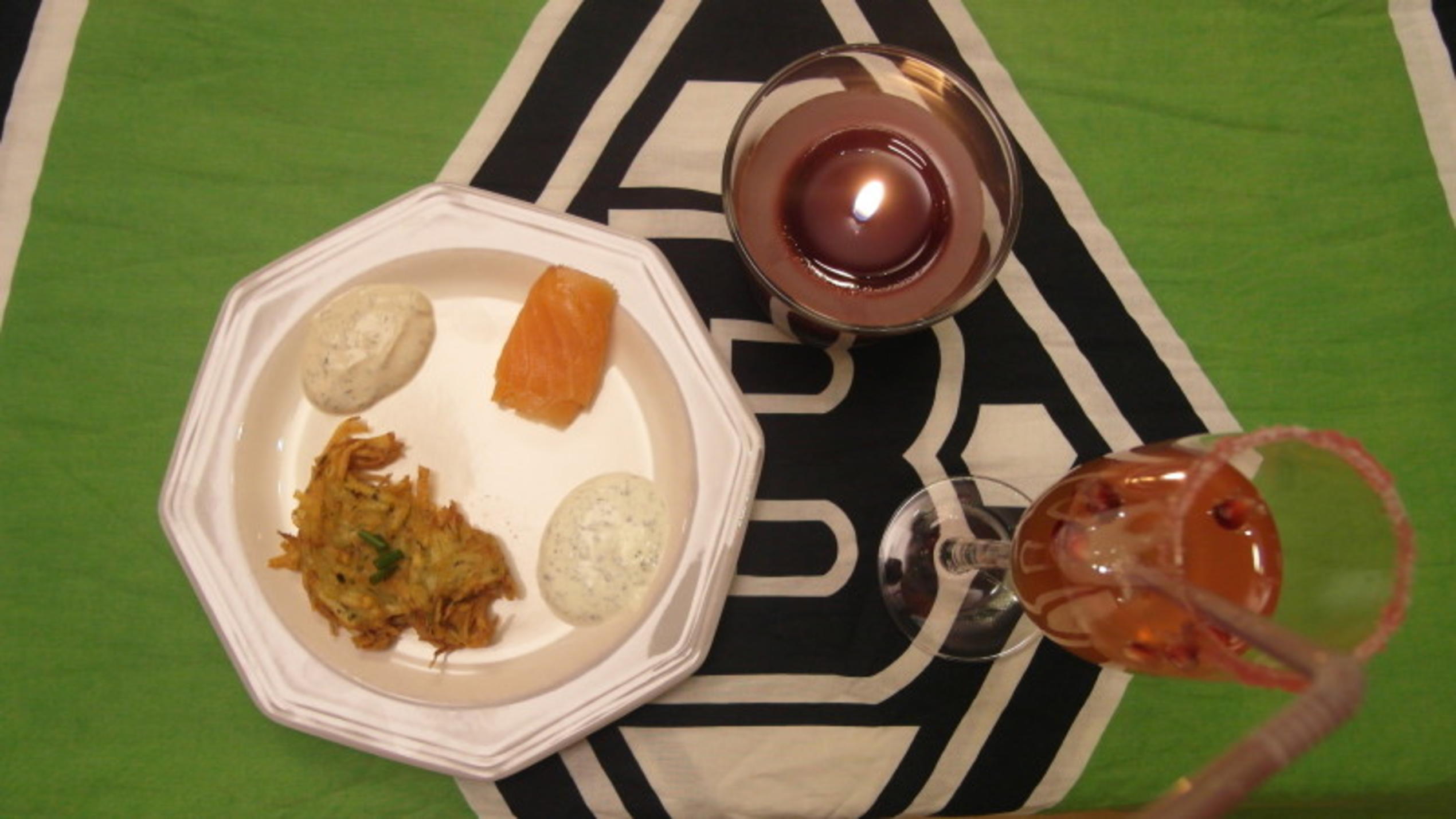 Carsten startet in den Abend mit einem Prossecotraum mit Grenadinen, Zucker und Zimt und selbstgemachten Reibekuchent... Carstens Aperitif und Amuse Gueule bei "Das perfekte Dinner": Prossecotraum und selbstgemachte Reibekuchentaler
