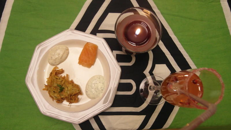 Carsten startet in den Abend mit einem Prossecotraum mit Grenadinen, Zucker und Zimt und selbstgemachten Reibekuchent... Carstens Aperitif und Amuse Gueule bei "Das perfekte Dinner": Prossecotraum und selbstgemachte Reibekuchentaler