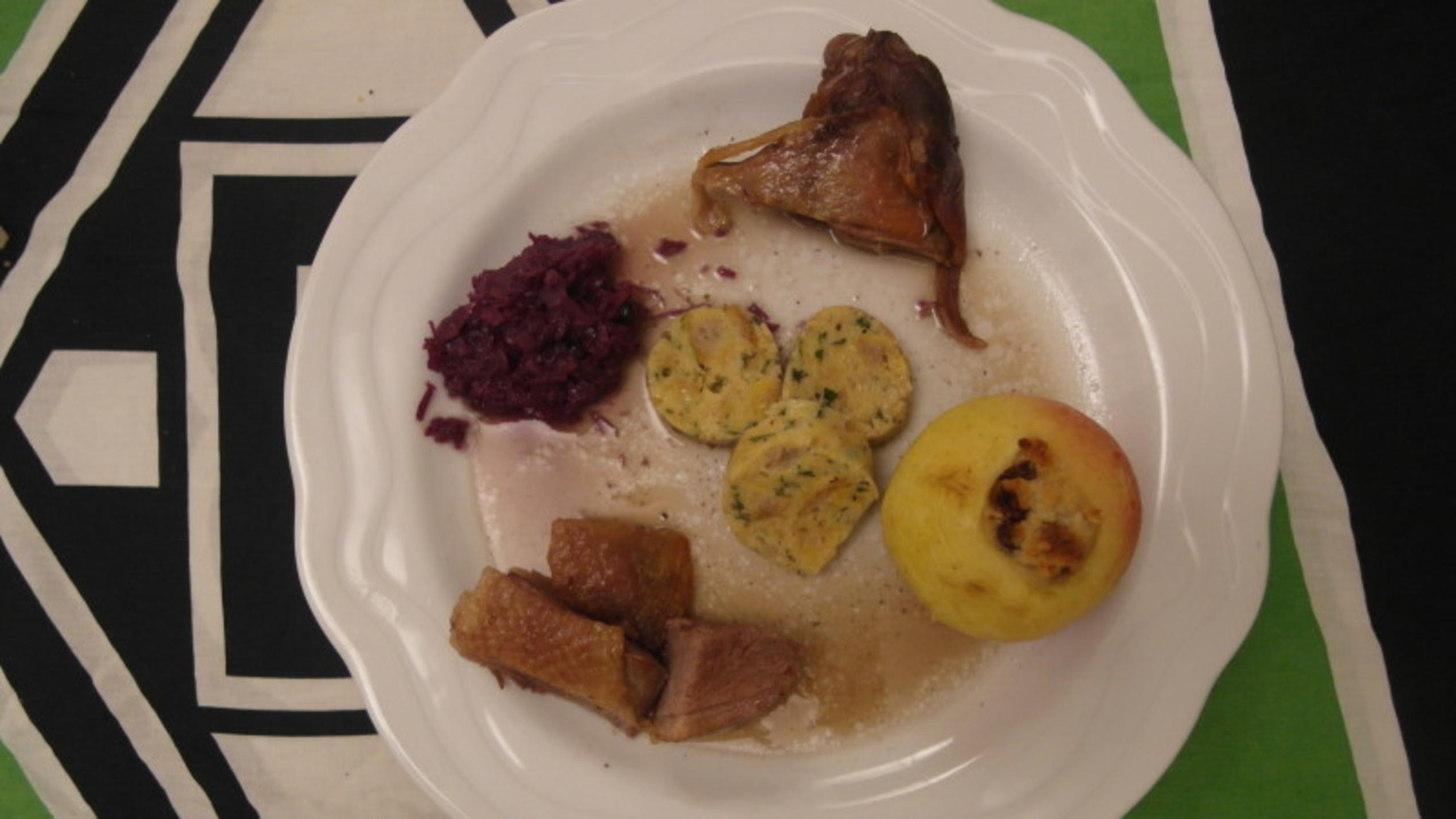 Carsten serviert als Hauptspeise Gänsebraten mit Rotkohl, selbstgemachten Semmelknödeln und einem Schmorapfel Carstens Hauptspeise bei "Das perfekte Dinner": Gänsebraten mit Rotkohl, selbstgemachten Semmelknödeln und einem Schmorapfel
