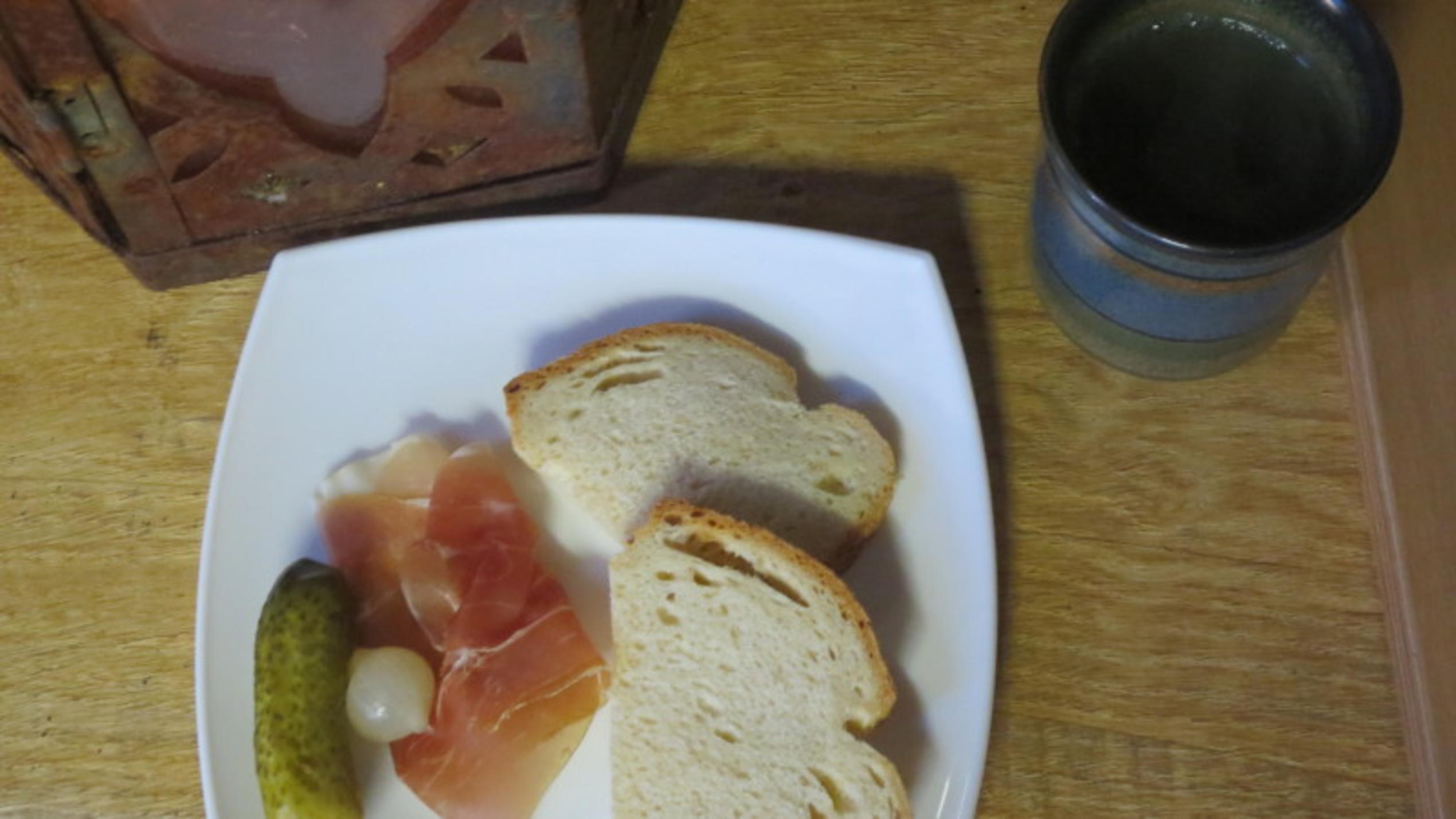 Wilma startet in den Abend mit einem weißen Weihnachtspunsch und westfälischer Kochschinken und selbstgebackenes Stei... Wilmas Aperitif und Amuse Gueule bei "Das perfekte Dinner": Weißer Weihnachtspunkt und westfälischer Kochschinken und selbstgebackenes Steinofenbrot
