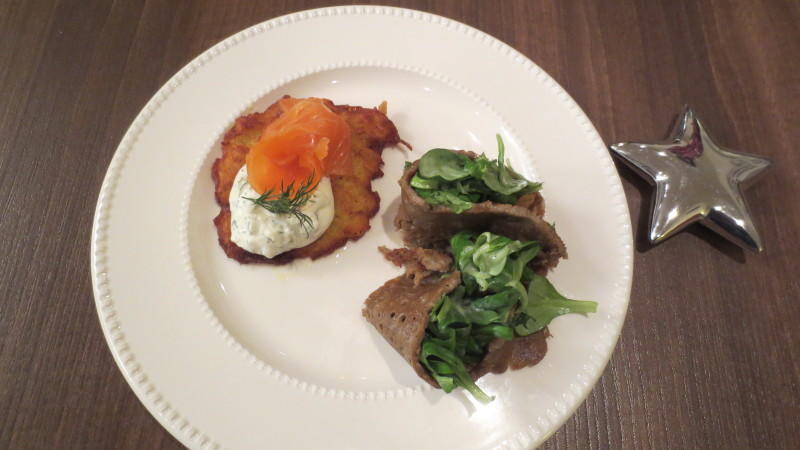 Wilma reicht als Vorspeise Buchweizenpfannkuchen mit Feldsalat und Reibeplätzchen mit geräuchertem Lachs an Dilltoping Wilmas Vorspeise bei "Das perfekte Dinner": Buchweizenpfannkuchen mit Feldsalat und Reibeplätzchen mit geräuchertem Lachs an Dilltoping