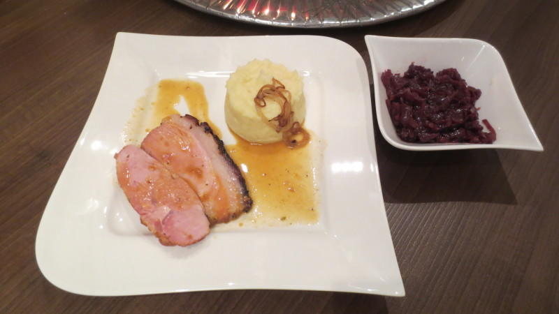Wilma serviert als Hauptspeise gegrillter westfälischer Krustenbraten in Biermarinade auf Preiselbeerrotkohl mit Kart... Wilmas Hauptspeise bei "Das perfekte Dinner": Gegrillter westfälischer Krustenbraten in Biermarinade auf Preiselbeerrotkohl mit Kartoffelpü