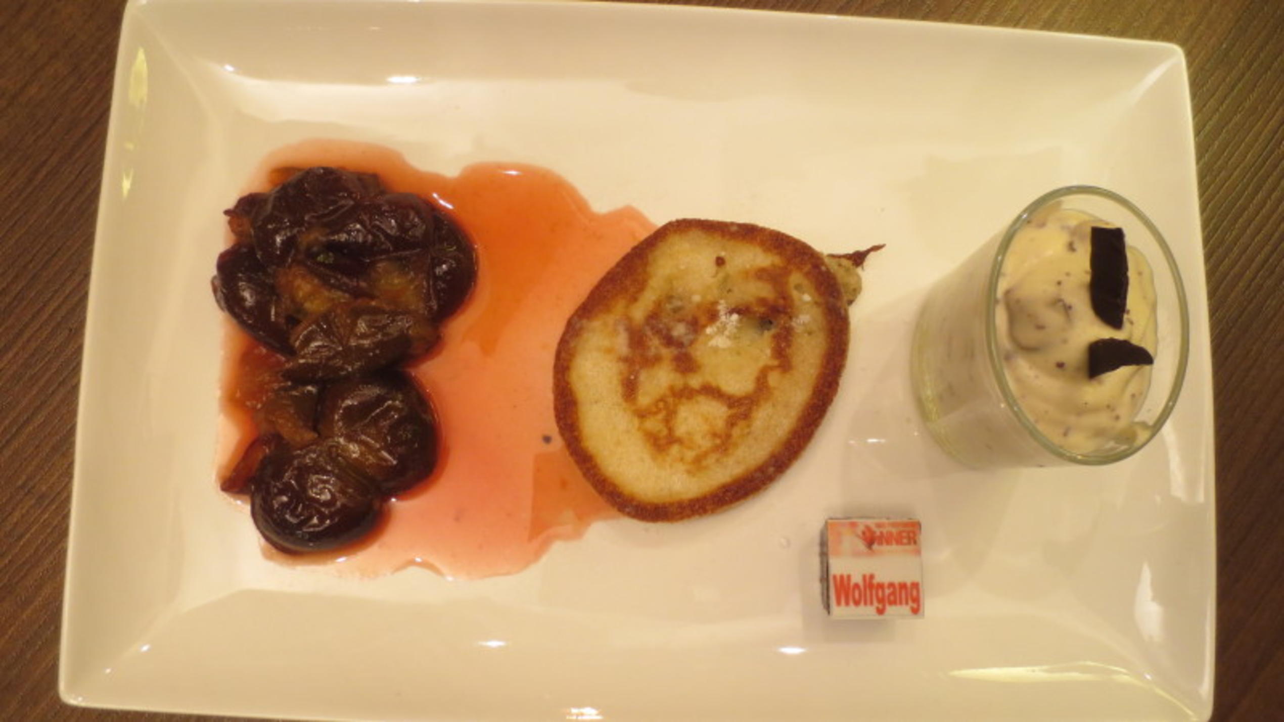 Wilmas serviert zum Schluss Dreiklang des Münsterlandes Wilmas Nachspeise bei "Das perfekte Dinner": Dreiklang des Münsterlandes: Struwen und Herrencreme und Pflaumenkompott