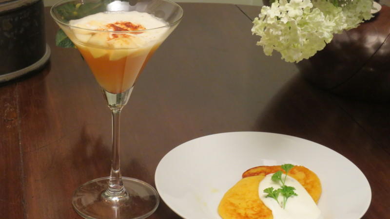 Detlef start in den Abend mit einem Bratapfelpunsch und Bratapfelpunsch Forellenkaviar auf Buchweizenblinis mit Kräut... Detlefs Aperitif und Amuse Gueule bei "Das perfekte Dinner": Bratapfelpunsch und Bratapfelpunsch Forellenkaviar auf Buchweizenblinis mit Kräuter-Crème fraîche