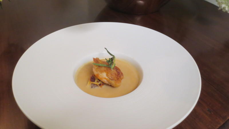 Detlef reicht als Vorspeise Geflügelcremesuppe mit Madeira und Pilz-Crêpe-Kuchen Detlefs Vorspeise bei "Das perfekte Dinner": Geflügelcremesuppe mit Madeira und Pilz-Crêpe-Kuchen