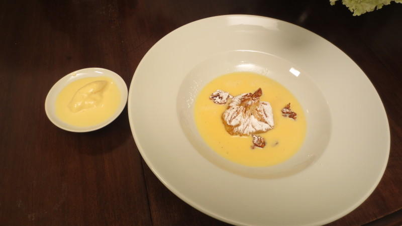 Detlef serviert zum Schluss gebackenes Apfelstrudelsäckchen auf Vanillesoße Detlefs Nachspeise bei "Das perfekte Dinner": Gebackenes Apfelstrudelsäckchen auf Vanillesoße