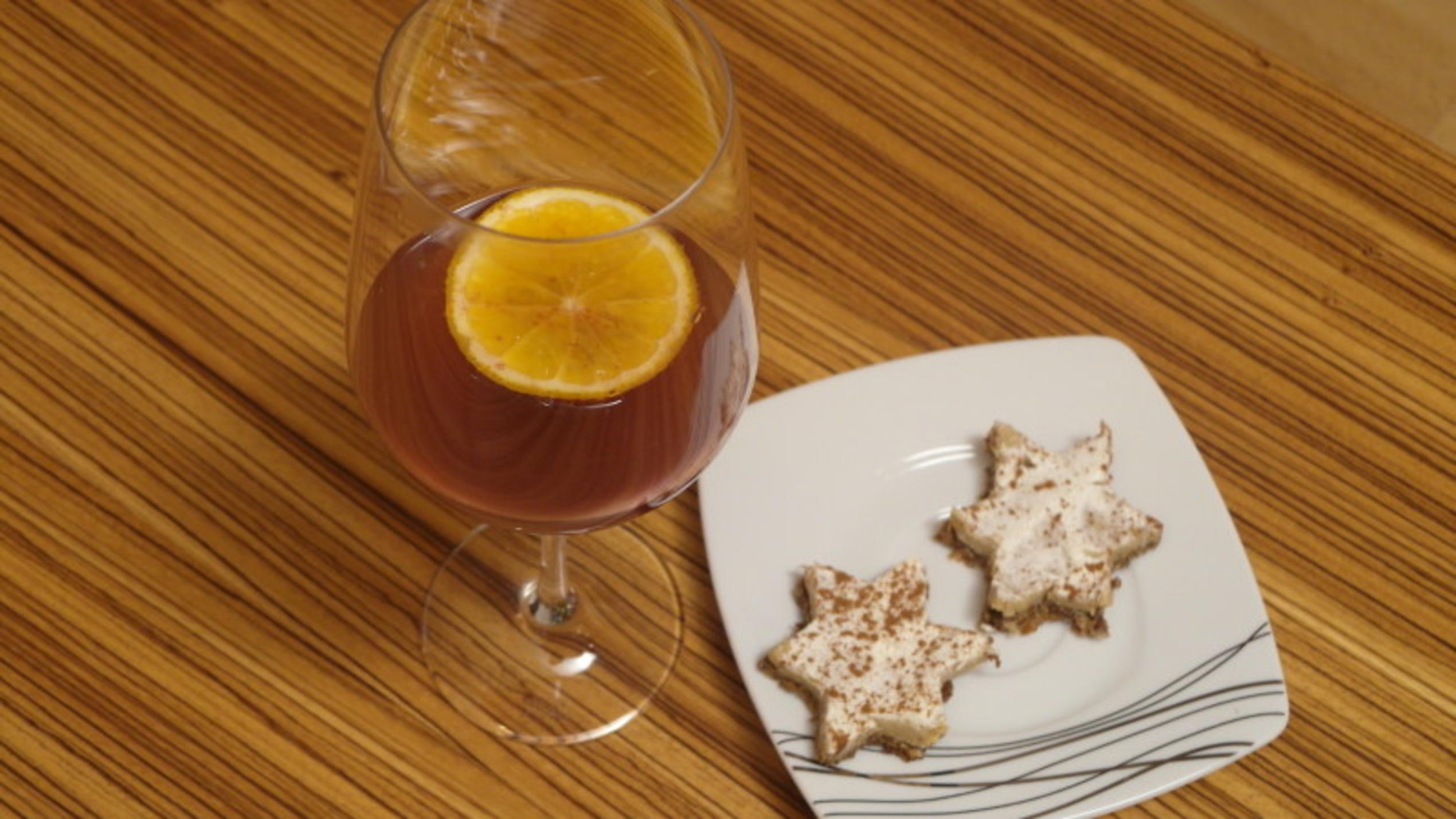 Doreen startet in den Abend mit einem prickelndem Glühwein und Zimtsternen mal anders Doreens Aperitif "Prickelnder Glühwein" und Amuse Gueule "Zimtsterne mal anders" bei "Das perfekte Dinner"