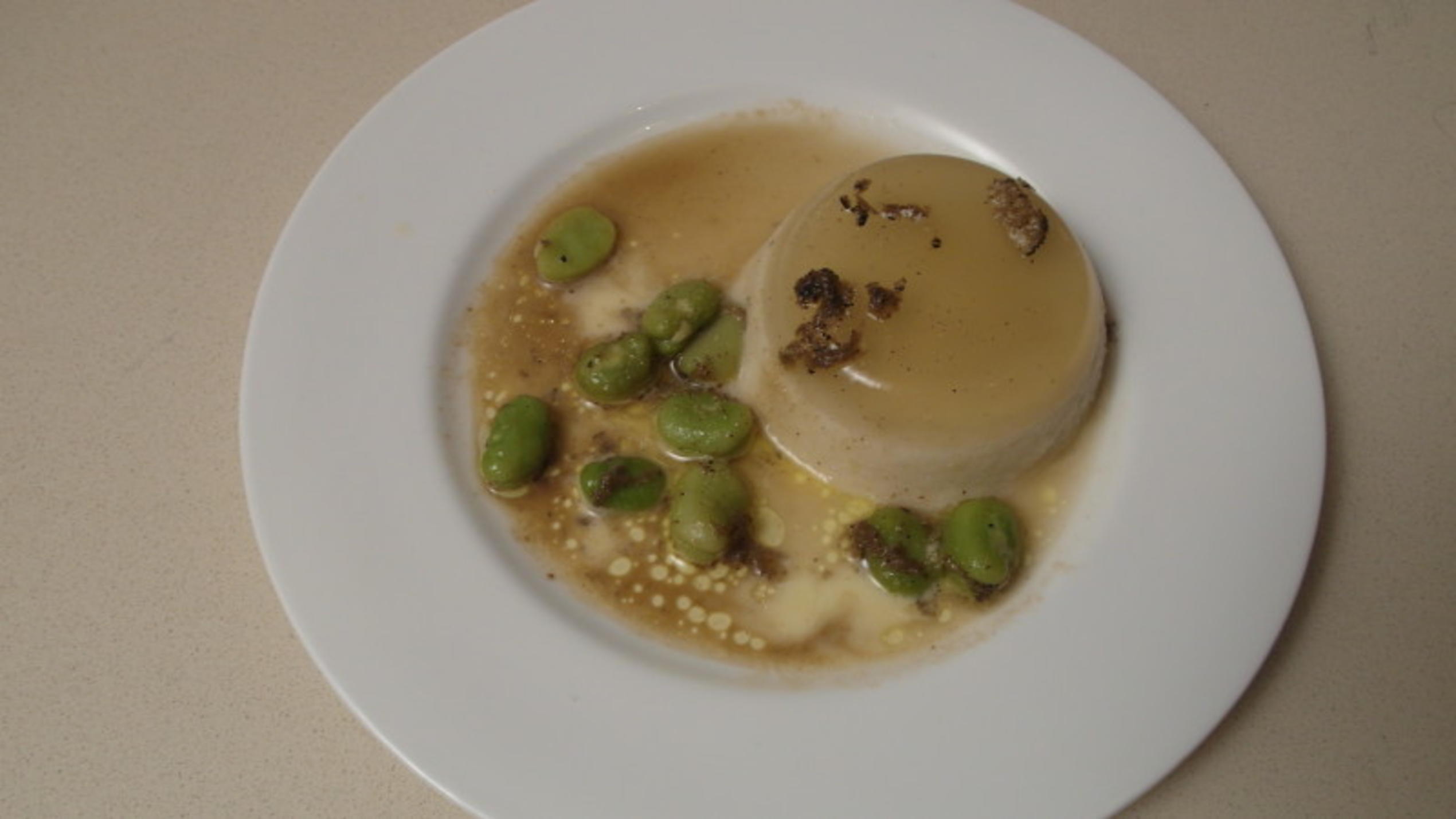 Caroline serviert als Vorspeise Sellerie-Panna-Cotta mit schwarzen Trüffeln Carolines Vorspeise bei "Das perfekte Dinner": Sellerie-Panna-Cotta mit schwarzen Trüffeln