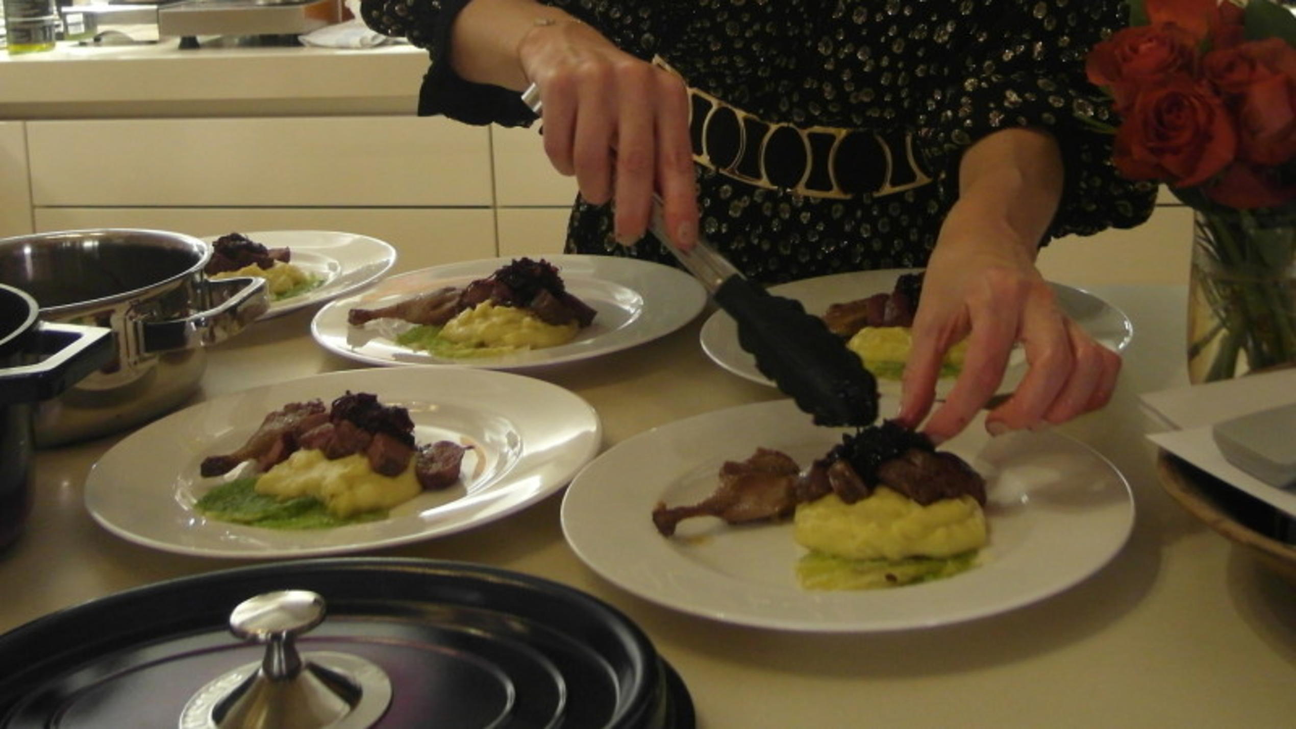 Caroline reicht als Hauptspeise Ente mit rotem Zwiebelconfit und Kartoffelpüree Carolines Hauptspeise bei "Das perfekte Dinner": Ente mit rotem Zwiebelconfit und Kartoffelpüree