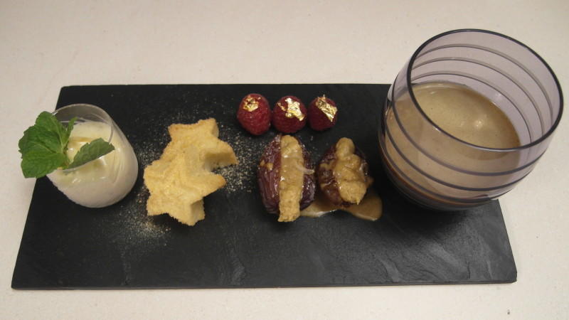 Caroline krönt ihr Dinner mit Datteln mit Kaffeemousse an Nougatsoße und Eierlikörvariation Carolines Nachspeise bei "Das perfekte Dinner": Datteln mit Kaffeemousse an Nougatsoße und Eierlikörvariation
