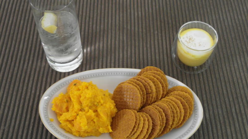 Peter startet in den Abend mit Spicy Gin Tonic und Spicy carrots Peters Aperitif "Spicy Gin Tonic" und Amuse Gueule "Spicy carrots" bei "Das perfekte Dinner"