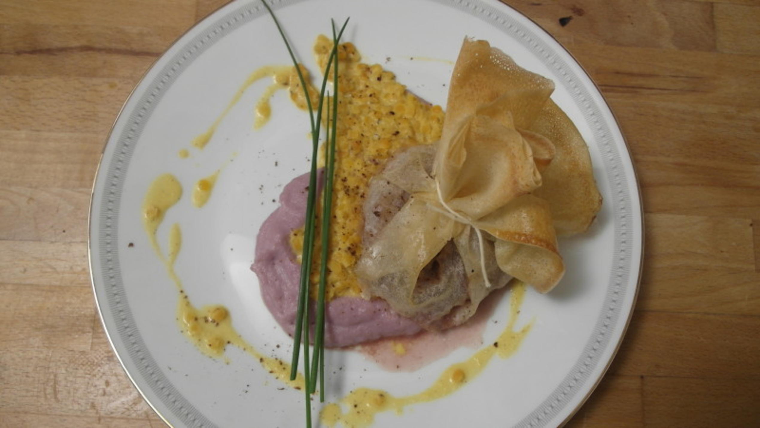 Peter reicht als Hauptspeise verpacktes Rinderfilet auf Vanille-Curry-Linsen Peters Hauptspeise bei "Das perfekte Dinner": Verpacktes Rinderfilet auf Vanille-Curry-Linsen