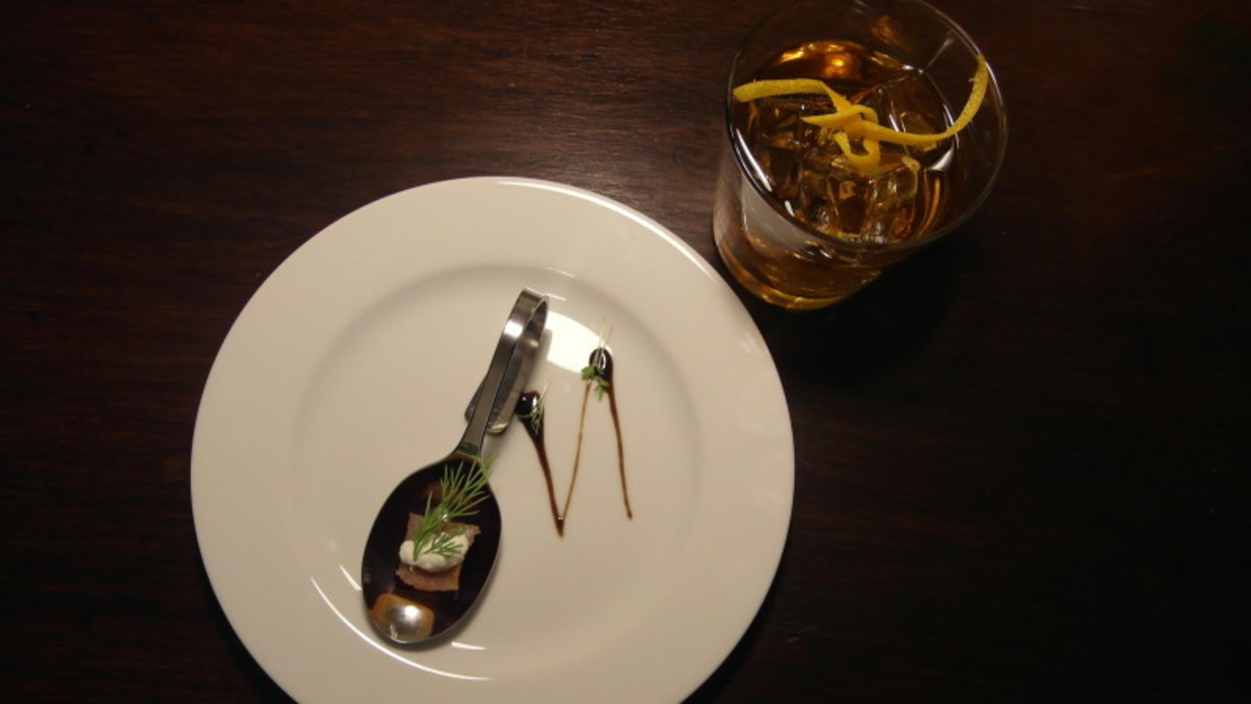 Kai startet in den Abend mit Weihnachts-Old-Chrismas-Fashion und Amuse-Bouche von der roten Beete Kais Aperitif "Weihnachts-Old-Chrismas-Fashion" und Amuse Gueule "Amuse-Bouche von der roten Beete" bei "Das perfekte Dinner"
