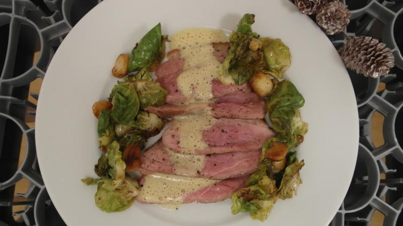 Kai serviert als Vorspeise Enten-Carpaccio unter einem Schaum von Orange und Ingwer, anbei Rosenkohlblätter Kais Vorspeise bei "Das perfekte Dinner": Enten-Carpaccio unter einem Schaum von Orange und Ingwer, anbei Rosenkohlblätter